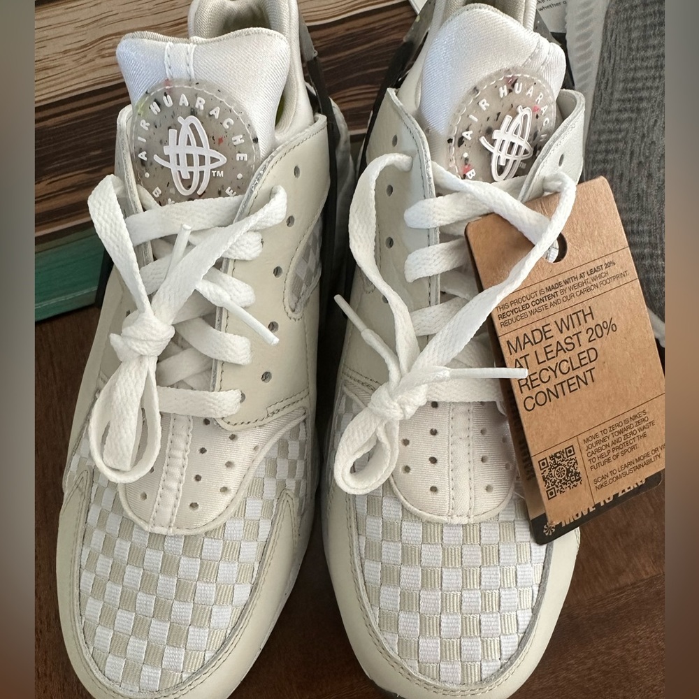 Brand new never worn men’s Nike sneakers
